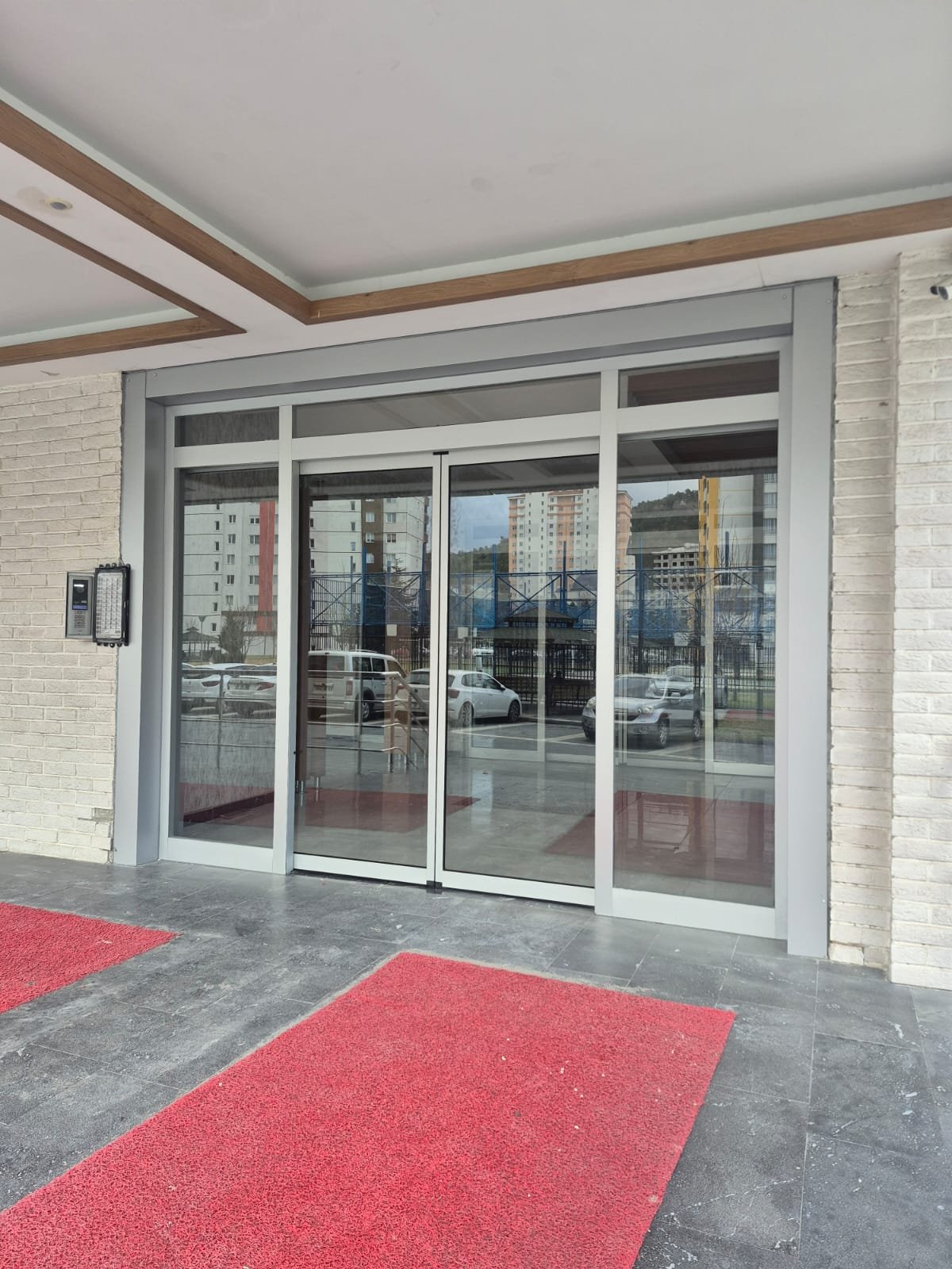 Dairesel Fotoselli Cam Kapı Montajı